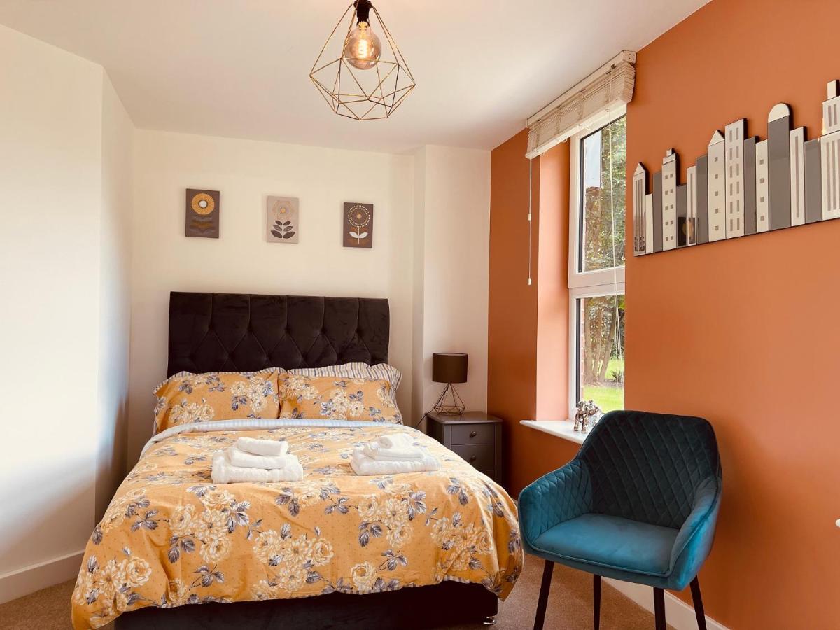 Cheerful 2-Bed Townhouse In Wakefield With Parking Villa Bagian luar foto